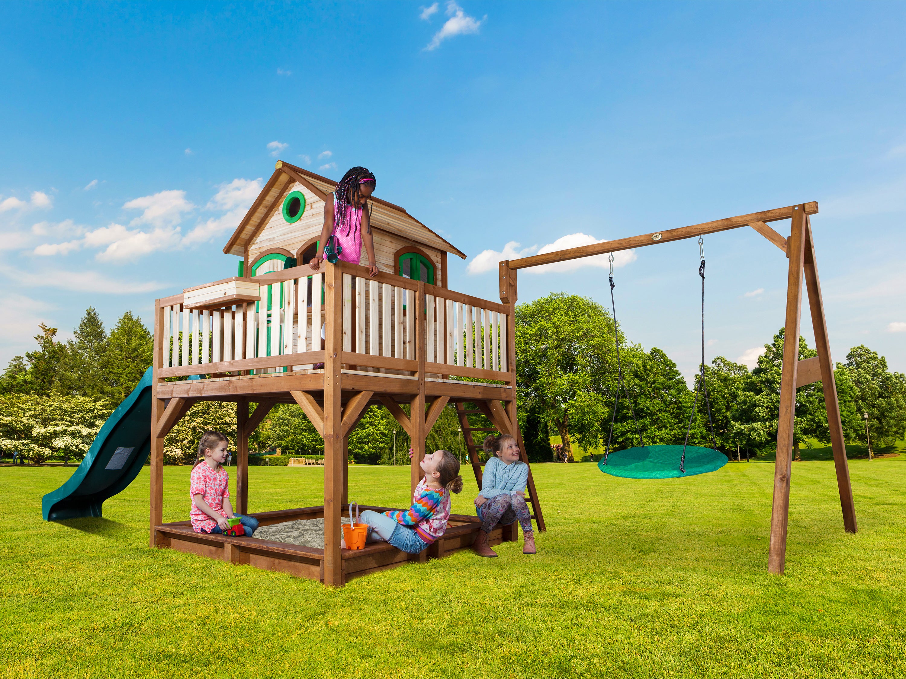 AXI Liam Playhouse met Summer nestschommel Bruin/groen incl groene glijbaan